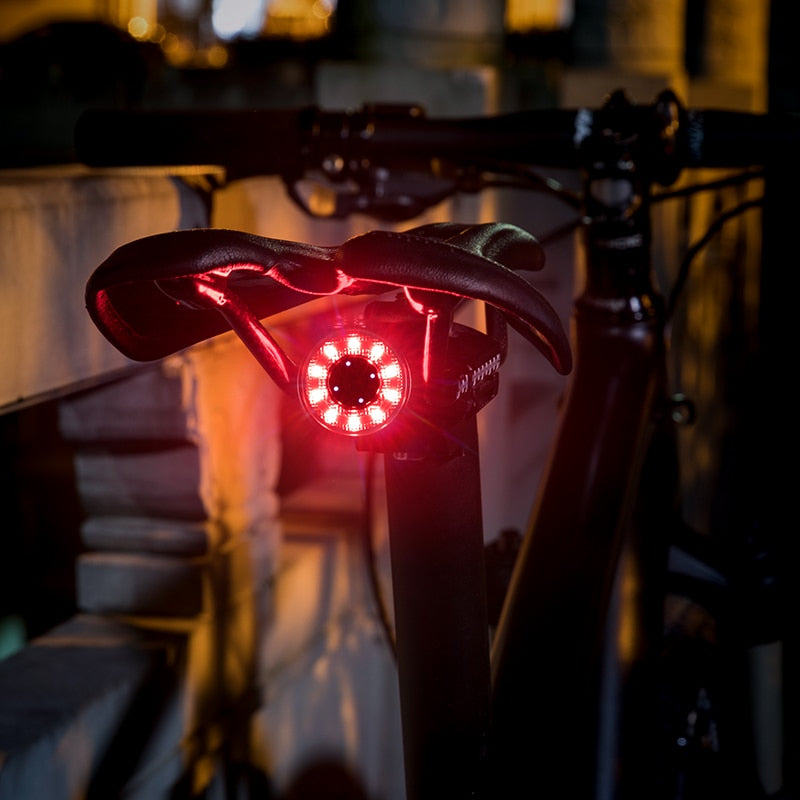 LED-Bromsljus till cykel med USB-laddning. Vattentät med över 50 timmars användning mellan laddningarna.